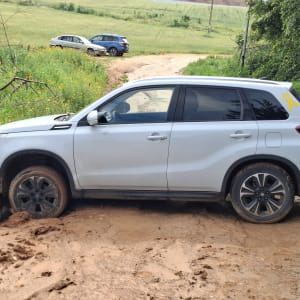 רכב תקוע בבוץ בשטח ירוק