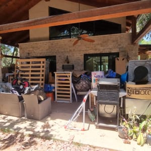 ארגזים, רהיטים וציוד ארוזים למעבר דירה