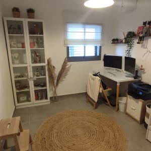 וילון לבן על חלון קטן בחדר עבודה