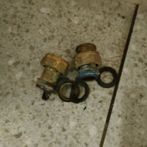 חלקי צנרת מתכת עם אטמים על רצפה