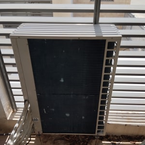 יחידת מיזוג אוויר חיצונית על מרפסת עם תריסים