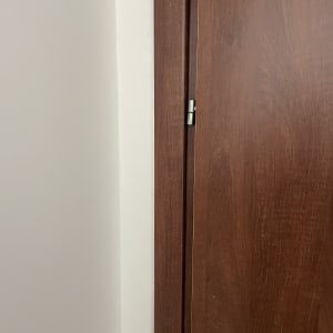 דלת עץ חומה עם ציר מתכת