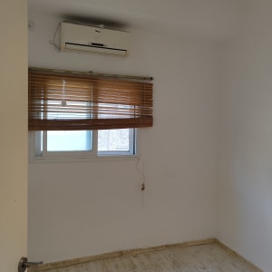 קירות לבנים חלקים בחדר ריק עם חלון