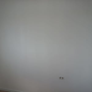 קיר צבוע בלבן עם שקע חשמל