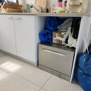 מטבח עם קרש חיתוך מעץ על השיש