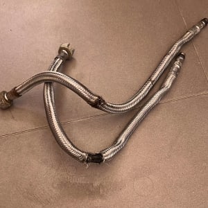 צינור מתכת גמיש על רצפה, קשור לתחום האינסטלציה