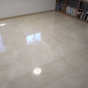 רצפה נקייה ומבריקה עם השתקפות אור