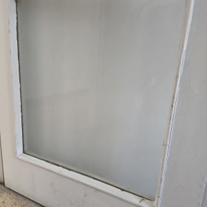 דלת עם זכוכית חלבית במסגרת לבנה