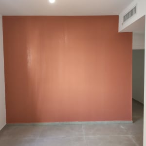 קיר צבוע בצבע חום בחדר ריק