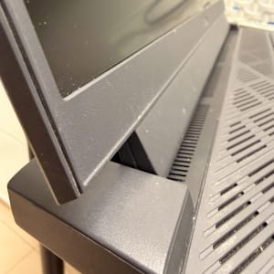 מסך מחשב עם עיצוב מודרני על שולחן