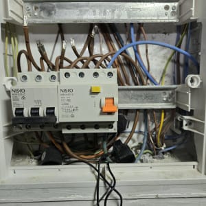 לוח חשמל עם חוטים ומפסקי חשמל