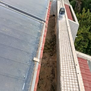 גג עם לוחות סולאריים ותעלת ניקוז