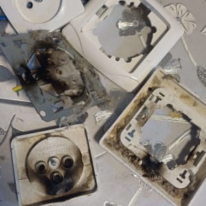 שקעים חשמליים ישנים ומלוכלכים על שולחן