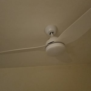 מאוורר תקרה לבן מותקן על תקרה