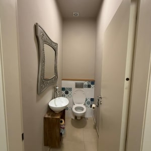 שירותים עם כיור ומראה, עיצוב מודרני