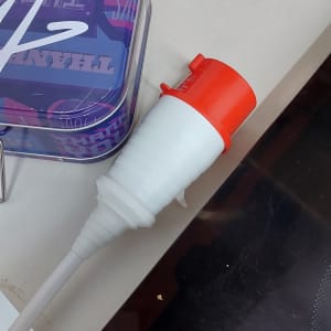 תקע חשמלי על שולחן במטבח