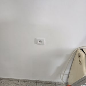 שקע חשמל על קיר ליד סולם