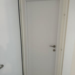 דלת לבנה עם ידית מתכת