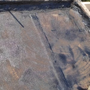 גג אטום בזפת שחורה עם קצוות מחוזקים