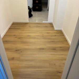 רצפת פרקט חדשה עם כלים ברקע