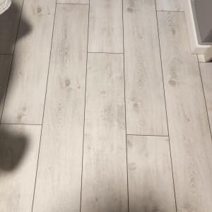 רצפת פרקט עץ בהירה עם טקסטורת עץ טבעית