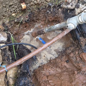 תיקון נזילה בצנרת מים באדמה רטובה