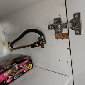 צינור גז וארון עם נזק קל