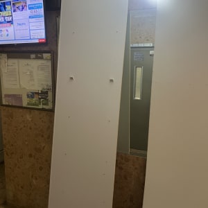 דלתות לבנות מונחות ליד מעלית בבניין