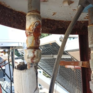 צינור חלוד ומערכת סולארית בתחום דודי שמש