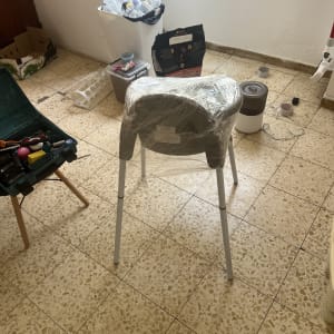 חדר עם כיסא עטוף בניילון וכלי עבודה