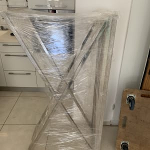 שולחן עטוף בניילון עם גלגלים, מתאים להובלות