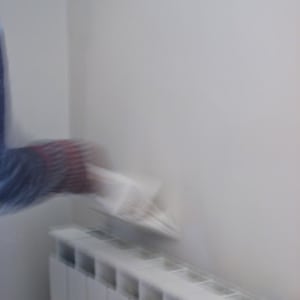 תיקון כתם קיר שהתגלה לאחר התקנת רדיאטור חדש