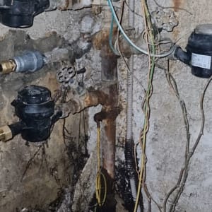 צינורות מים ישנים עם חלודה וקופסאות מדידה