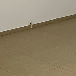 מברג תקוע בקיר לבן