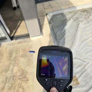 מצלמה תרמית מציגה תמונה של אזור חיצוני