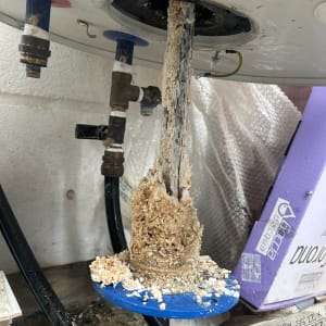 אבנית על גוף חימום של דוד שמש עם צינורות מחוברים