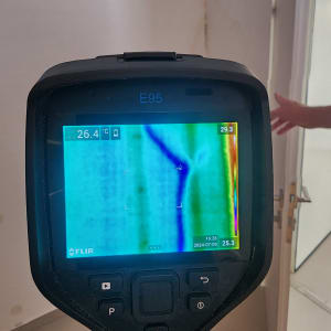 מצלמה תרמית מציגה תמונה של קיר עם שינויי טמפרטורה