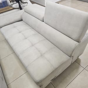 ספה אפורה על רצפת אריחים בחדר