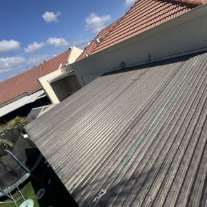 גג עם רעפים וחוט חשמל ירוק