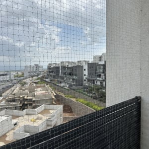 רשת הגנה על מרפסת עם נוף לבניינים