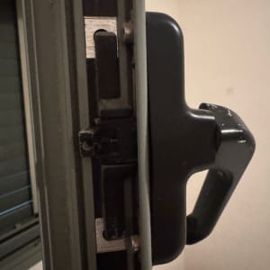 ידית חלון או דלת עם מנגנון נעילה