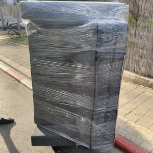 רהיט עטוף בניילון על מדרכה