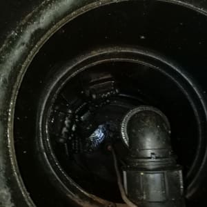 צינור פלסטיק שחור עם חיבורים בתוך צינור גדול