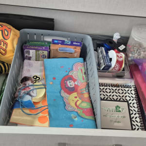 מגירת אחסון עם חפצים שונים ומאורגנים