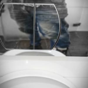 מראה משקפת דמות של אינסטלטור עם ג