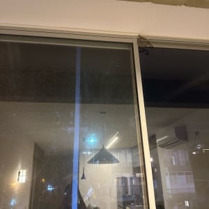 חוטי חשמל חשופים ליד חלון זכוכית