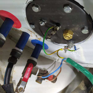 חיבורים וצינורות במערכת חימום סולארית