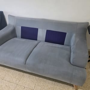 ספה אפורה ונקייה ליד מקלדת