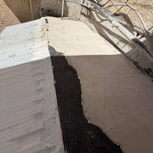 איטום גג עם חומרים שונים, כולל זפת ובטון