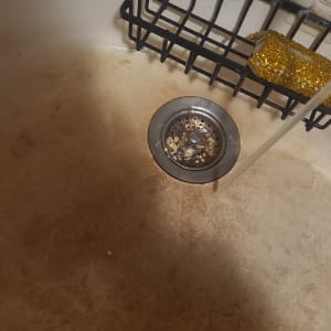 כיור עם מסננת וספוג לניקוי